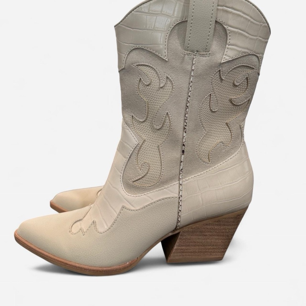 Source Unknown Cream Heeled Boots - image 3